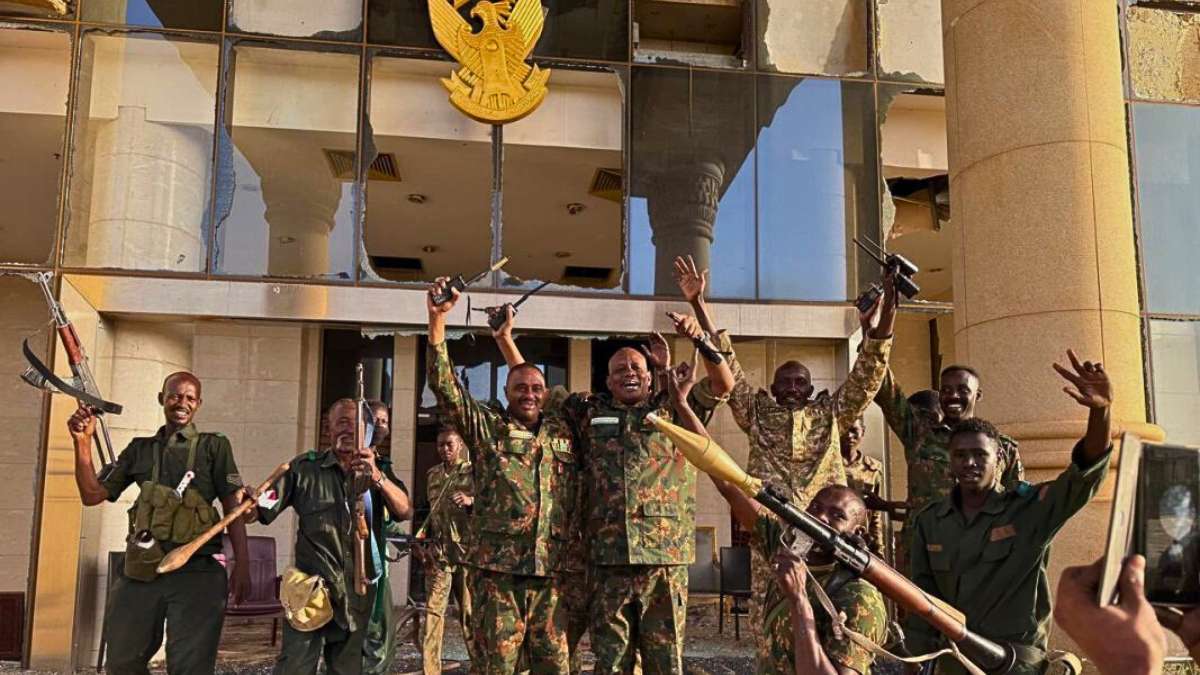 Dans les ruines de Khartoum, l’armée reprend le palais présidentiel …