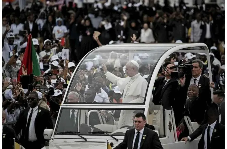 Angola devant une foule immense Lon XIV appelle  dpasser les fractures du pays