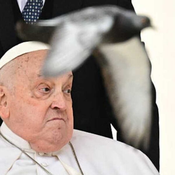 Pâques au Vatican : le pape François, affaibli mais présent, appelle à la paix dans le monde