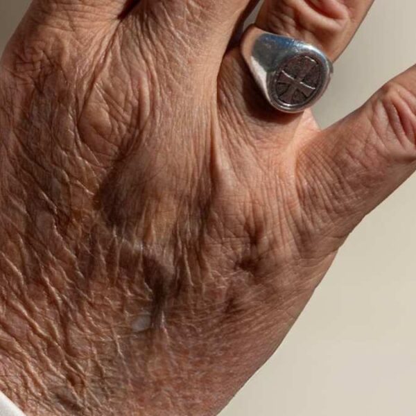 Pourquoi l’anneau du pape François va être détruit