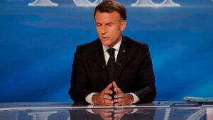 Macron, un président sans majorité qui commente plus qu’il n’agit