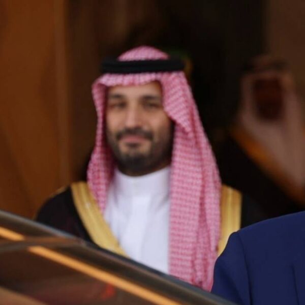 Trump décroche des accords économiques spectaculaires de 2 000 milliards de dollars avec l’Arabie saoudite et le Qatar