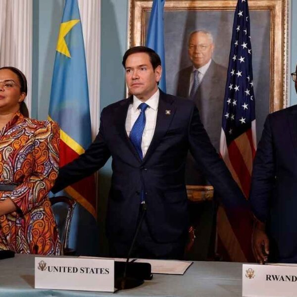 À l’Est, la paix en promesse ; à Washington, Trump calcule