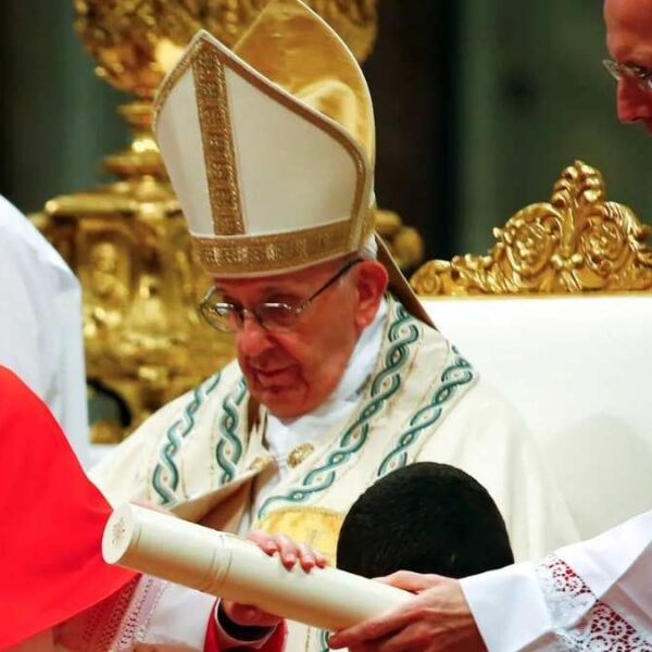 Conclave : le cardinal Becciu écarté, le Vatican face à un casse-tête juridico-religieux