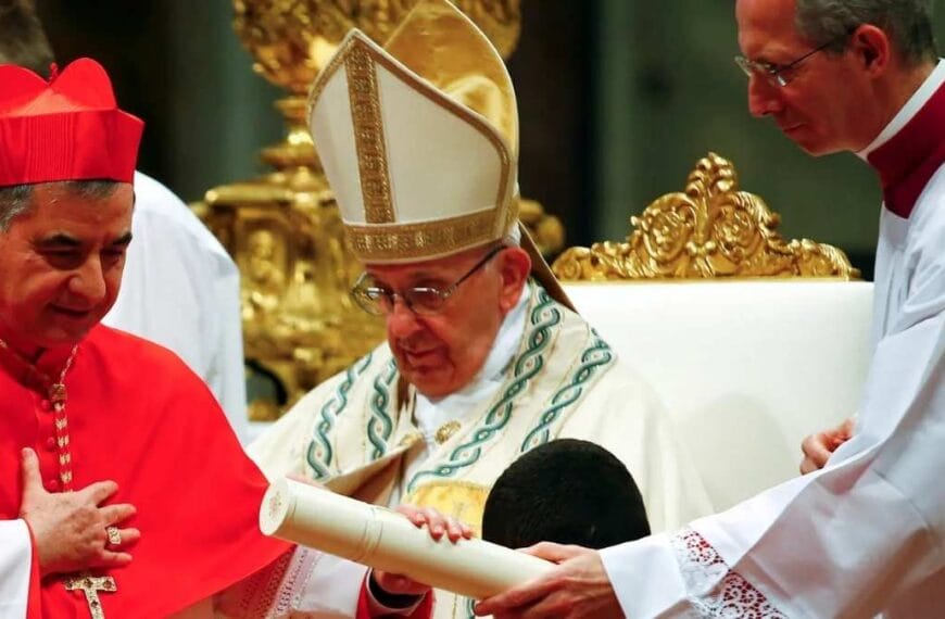 Conclave : le cardinal Becciu écarté, le Vatican face à…