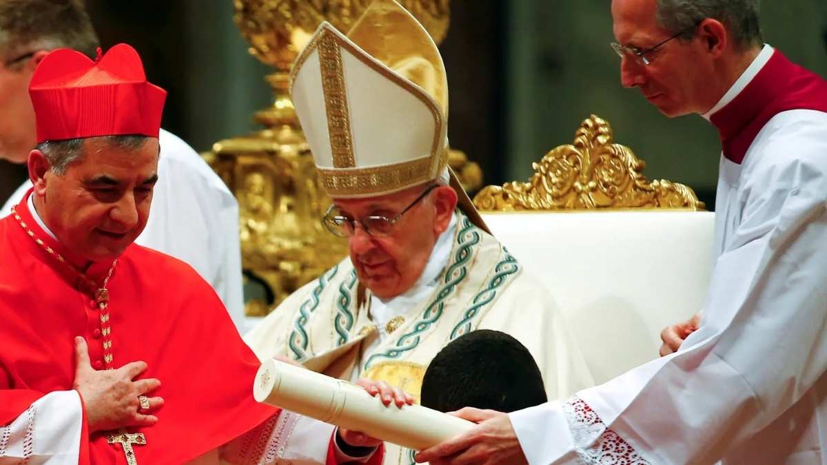 Conclave : le cardinal Becciu écarté, le Vatican face à…