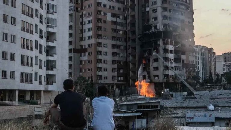 Israël frappe l’Iran : une opération au bord du point de non-retour