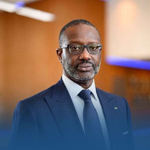 Côte d’Ivoire Tidjane Thiam défie sa radiation et dépose sa candidature