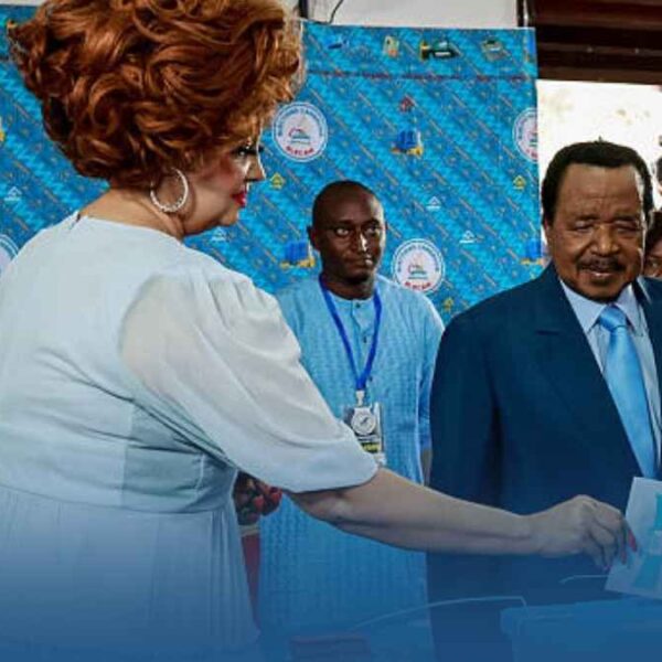 Paul Biya grand favori, mais Tchiroma galvanise