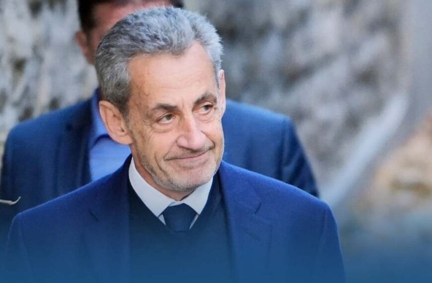 À droite, Nicolas Sarkozy, toujours présent malgré les affaires