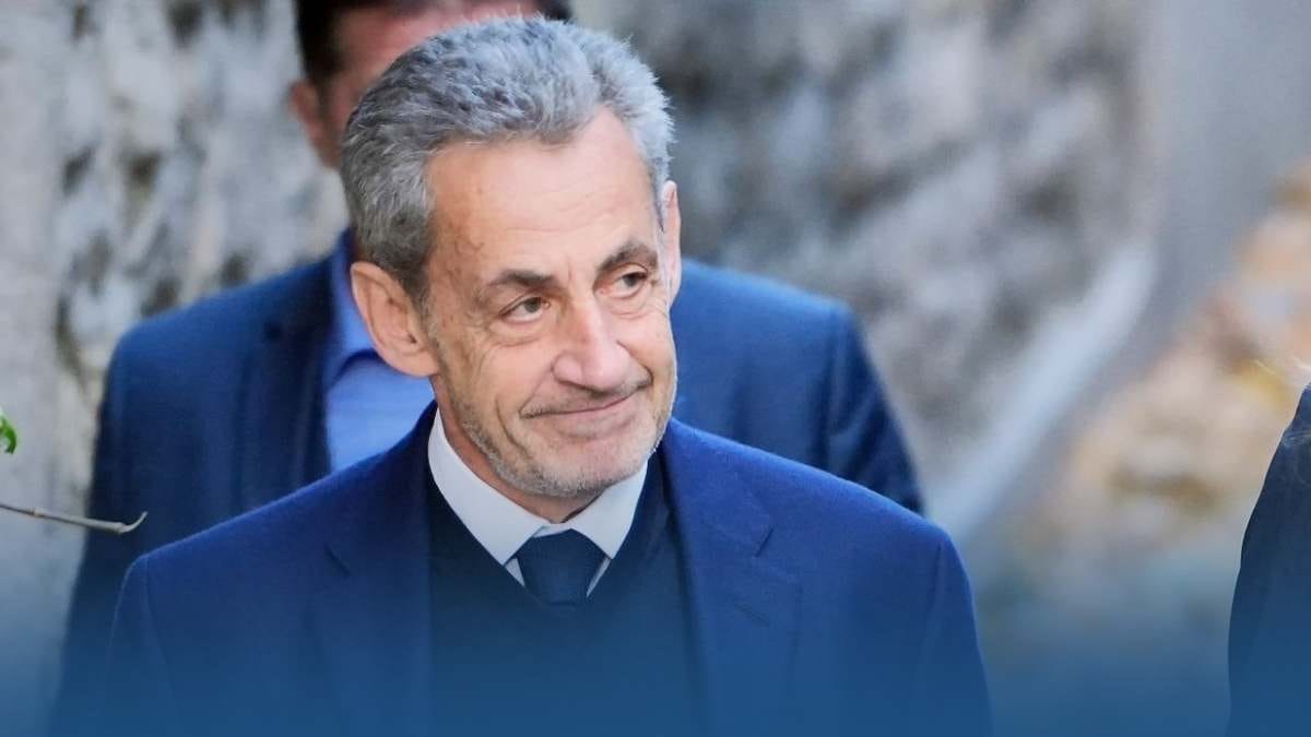 À droite, Nicolas Sarkozy, toujours présent malgré les affaires
