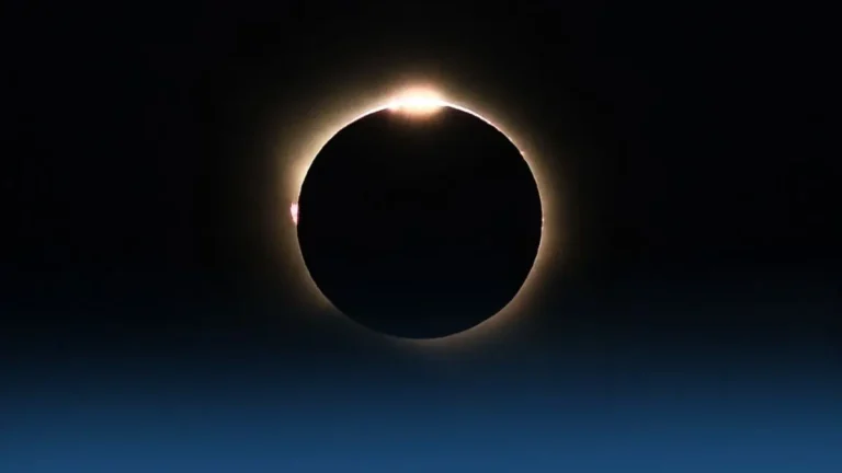 Éclipse solaire le Soleil presque entièrement englouti par la Lune