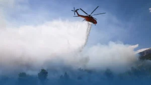 Grèce : deux morts après la collision de deux hélicoptères engagés contre les incendies