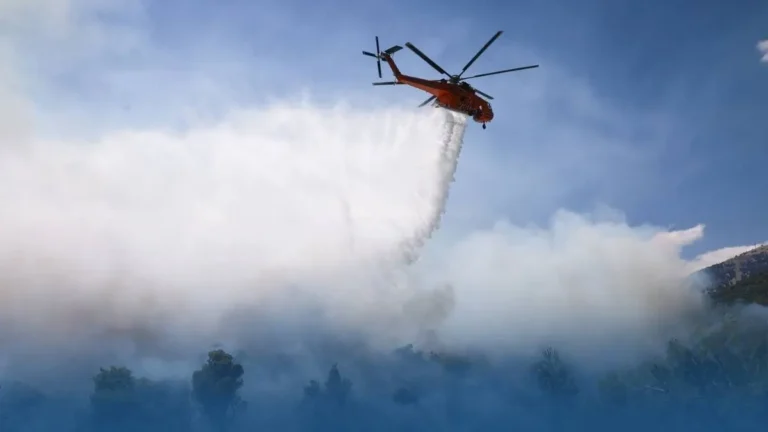 Grèce deux morts après la collision de deux hélicoptères engagés contre les incendies