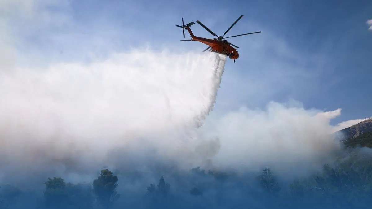 Grèce deux morts après la collision de deux hélicoptères engagés contre les incendies