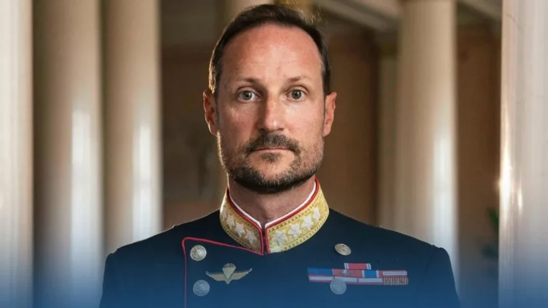 Haakon VIII monte sur le trône avec une monarchie norvégienne à reconquérir