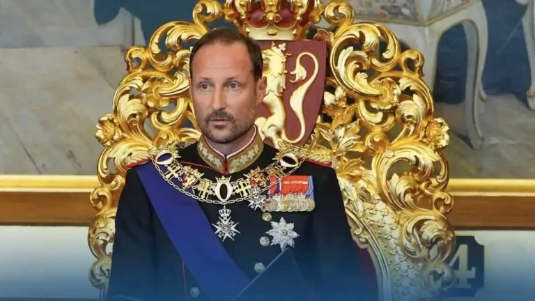 Haakon VIII prête serment devant le Parlement